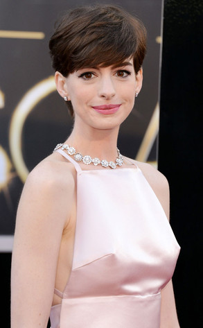 Anne "Capezzoli d'acciaio" Hathaway