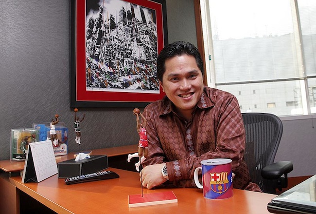 Modello camicia orrenda con tazza di squadra rivale sbeffeggiata in finale Champions