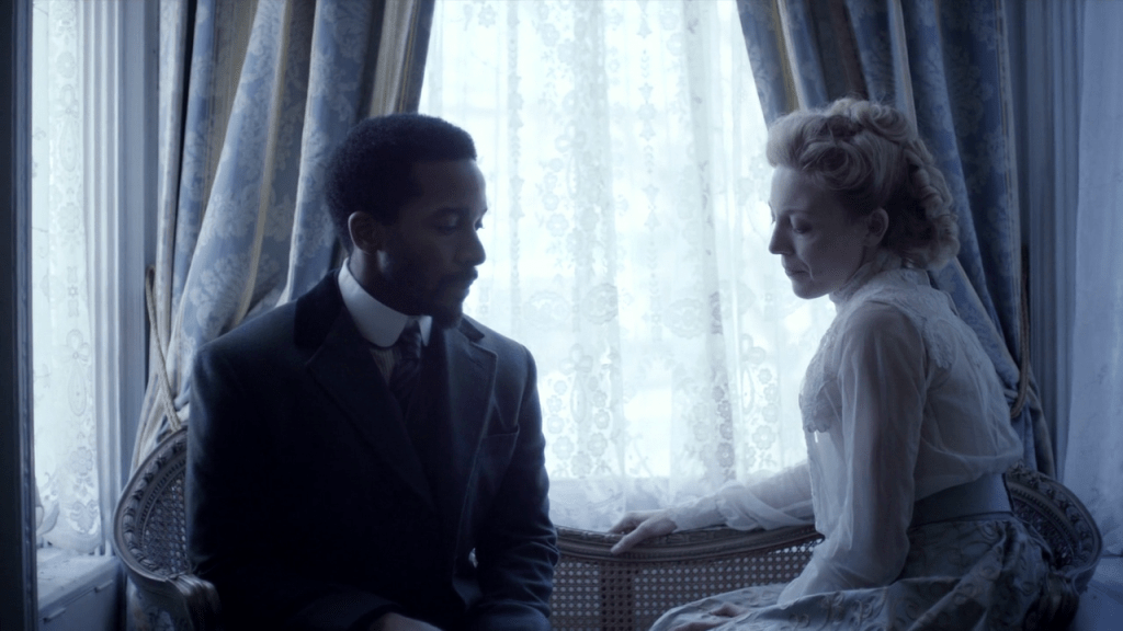 -Le sto guardando le tette -Mi sta guardando le tette