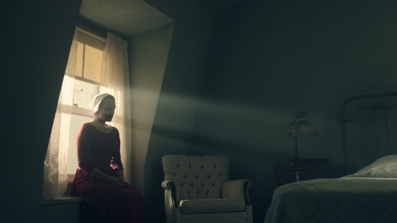 the-handmaidens-tale-image-elisabeth-moss