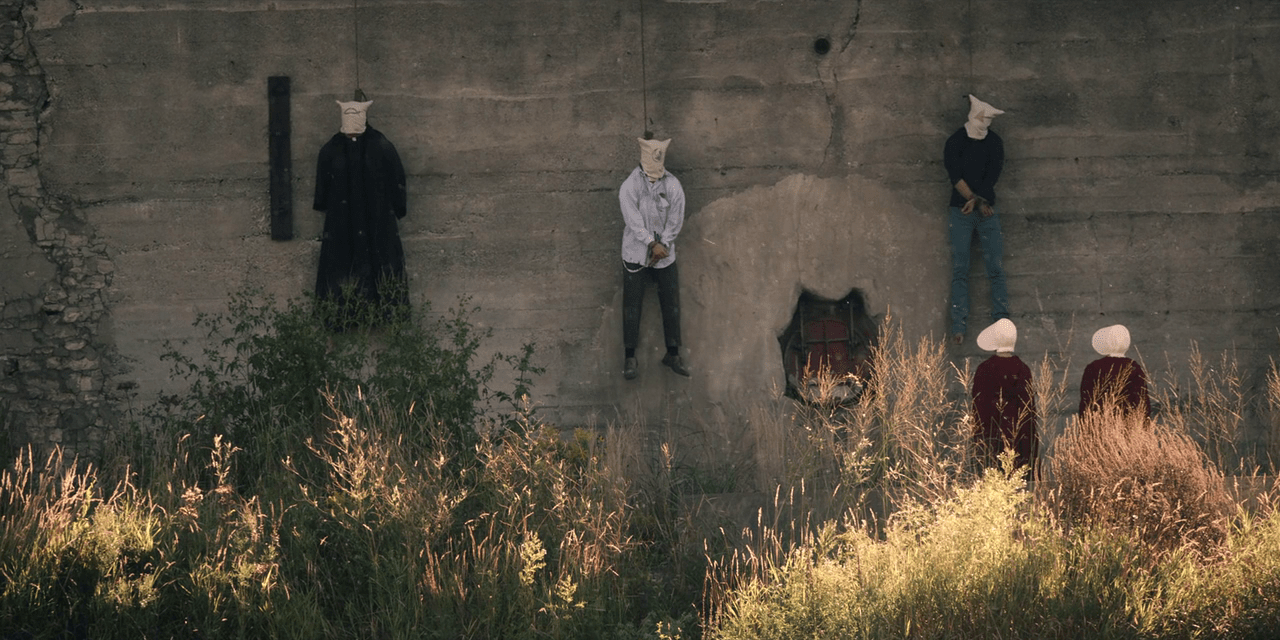 the handmaid's tale screenshot impiccagioni